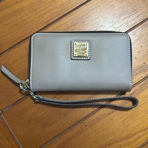 Dooney & Bourke tan wallet/wristlet in perfect condition